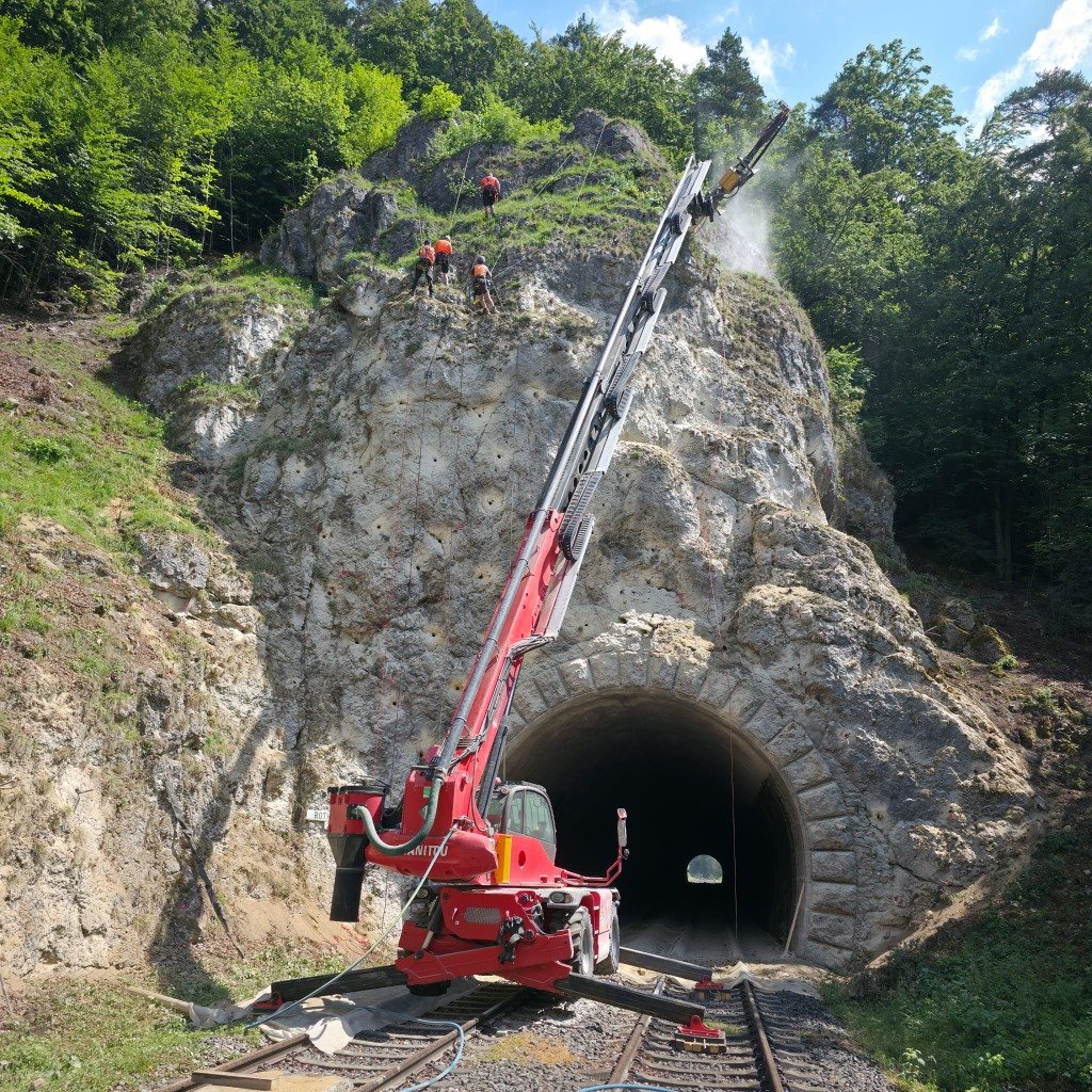 Felssicherung am Tunnelportal mit Bohrgerät
